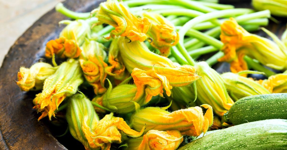 Cómo crear un jardín de flores comestibles en casa