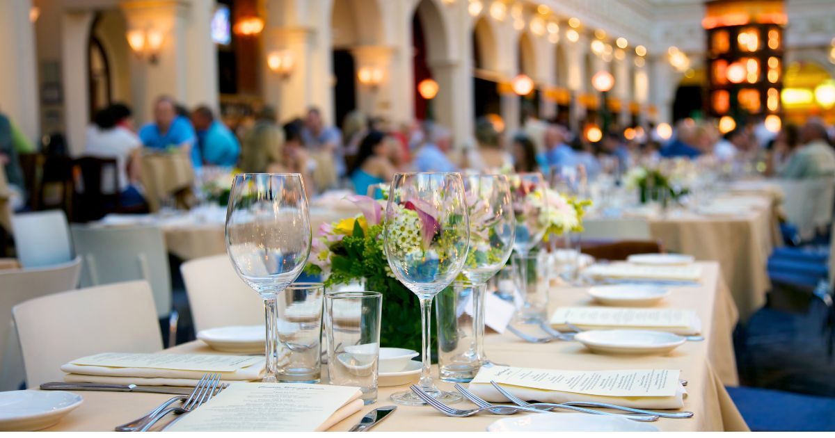 Decoración con flores y arreglos florales en restaurantes