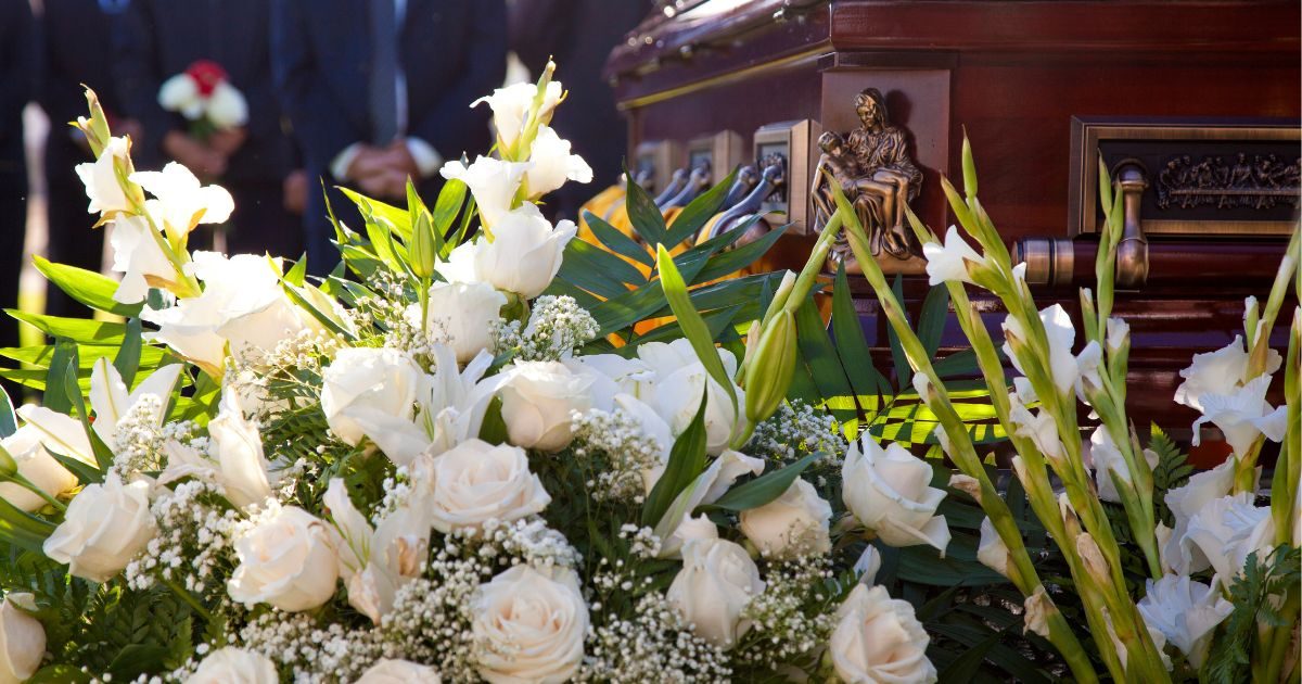 La importancia del color en los arreglos funerarios