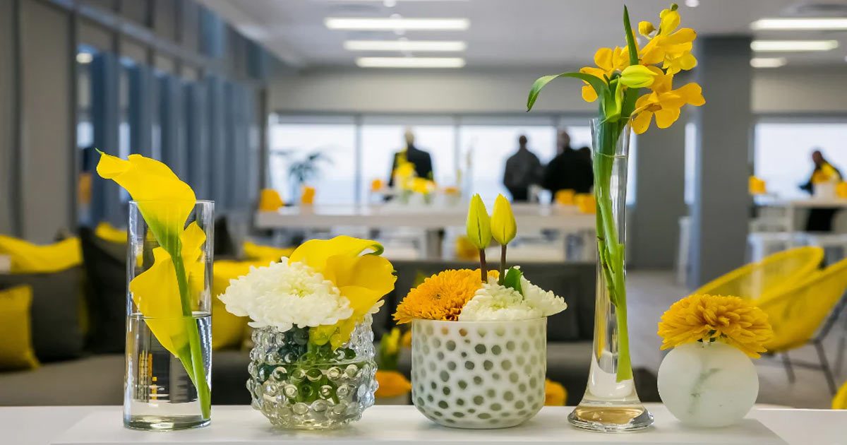 tips para decorar con arreglos florales empresas y oficinas